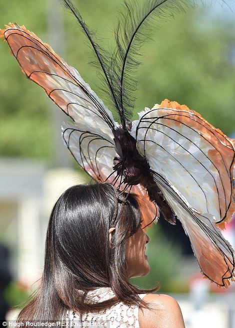 На заметку Кате Осадчей: потрясающие шляпки, в которых британки ходят на скачки