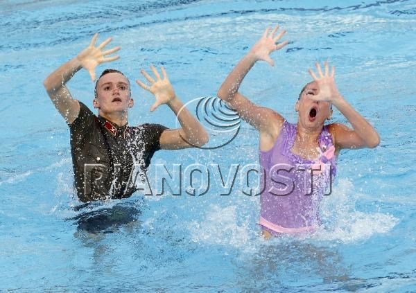 Дна нет! В России "Штирлица с женой" заставили синхронно плавать: фотофакт