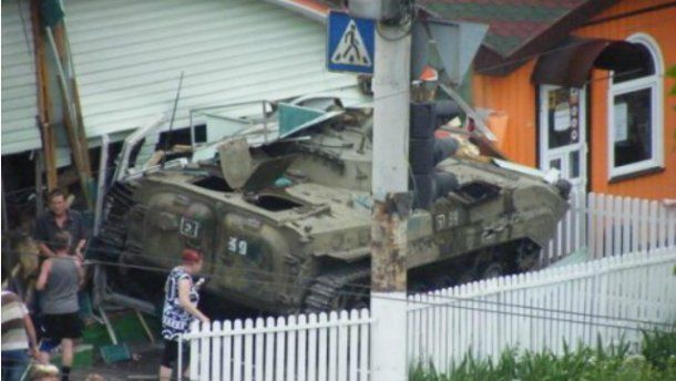 В Луганске БМП террористов разгромил пивную. Есть пострадавшие