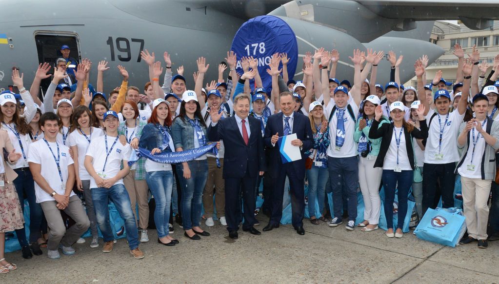 Мне бы в небо: украинские студенты прикоснулись к будущему авиации в Ле Бурже