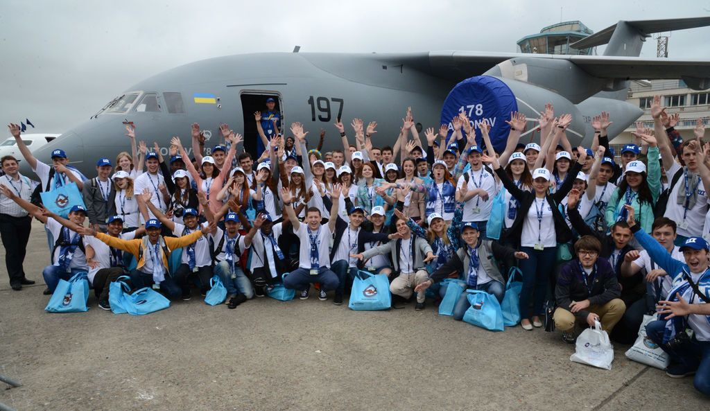 Мне бы в небо: украинские студенты прикоснулись к будущему авиации в Ле Бурже