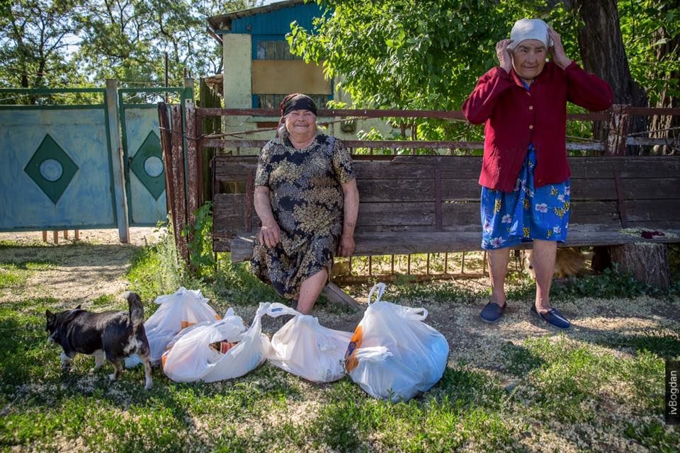 Як живе багатостраждальне Троїцьке під вогнем терористів: фотофакт