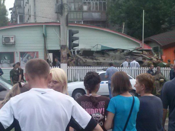 Будні "ЛНР": у Луганську БМП розгромив пивну. Є постраждалі