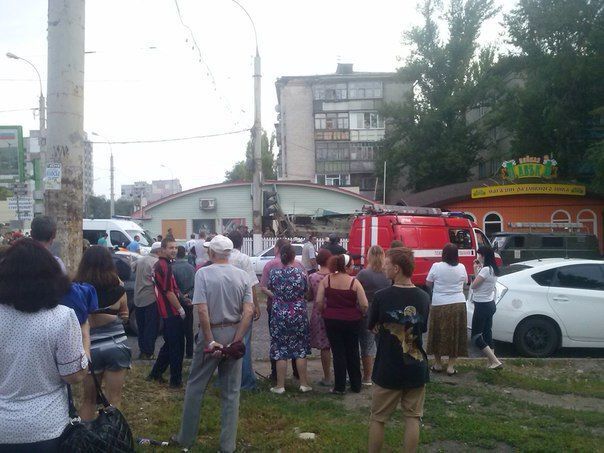 В Луганске БМП террористов разгромил пивную. Есть пострадавшие