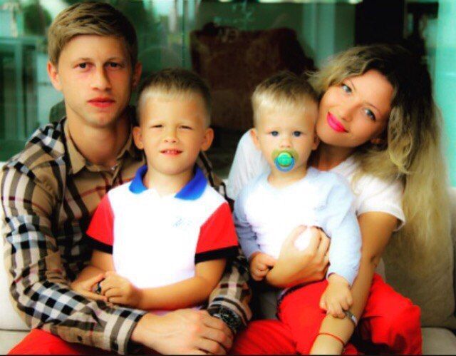 Фото дня: футболіст "Дніпра" з красунею дружиною і дітками