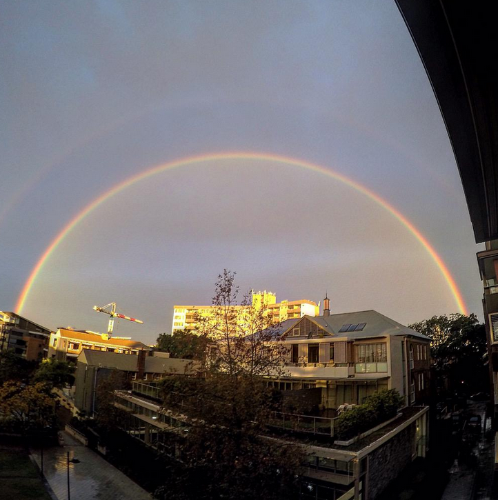 Улицы Сиднея парализовали зеваки, восхищенные двойной радугой: фотофакт