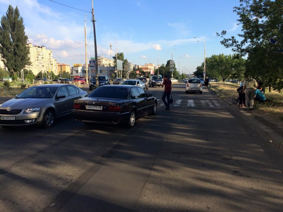 У Києві BMW з пропуском "від силовиків" збив дитину