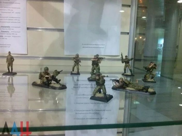 "Гаси світло!" Терористи увічнили себе експозицією в донецькому музеї