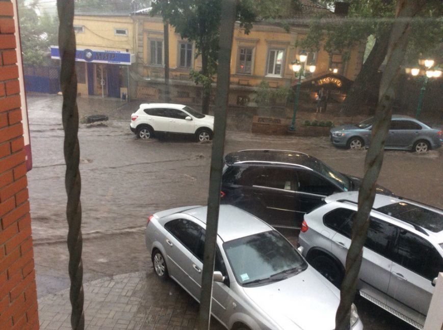 Дніпропетровськ затопило: плаваючі авто і фонтани з бруду