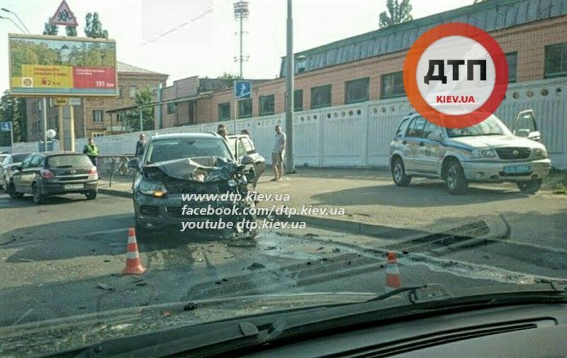 В Киеве на перекрестке столкнулись два автомобиля: фото с места ДТП