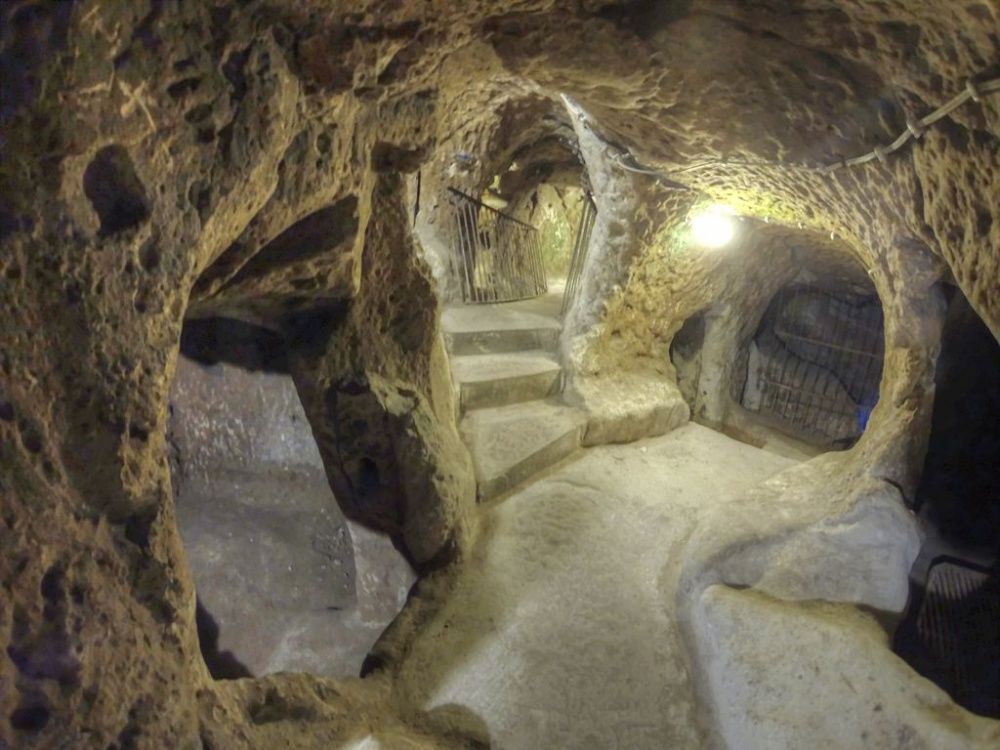Удивительное открытие: мужчина, делая ремонт, нашел огромный подземный город