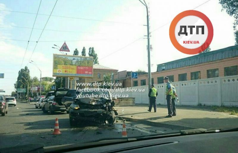 В Киеве на перекрестке столкнулись два автомобиля: фото с места ДТП
