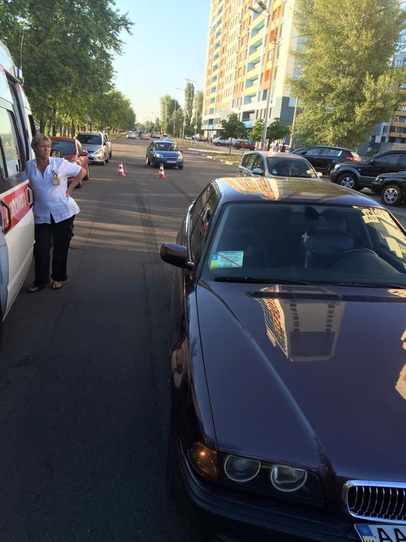 У Києві BMW з пропуском "від силовиків" збив дитину