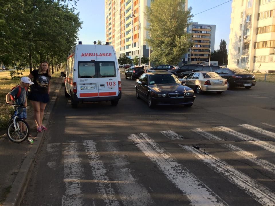 У Києві BMW з пропуском "від силовиків" збив дитину