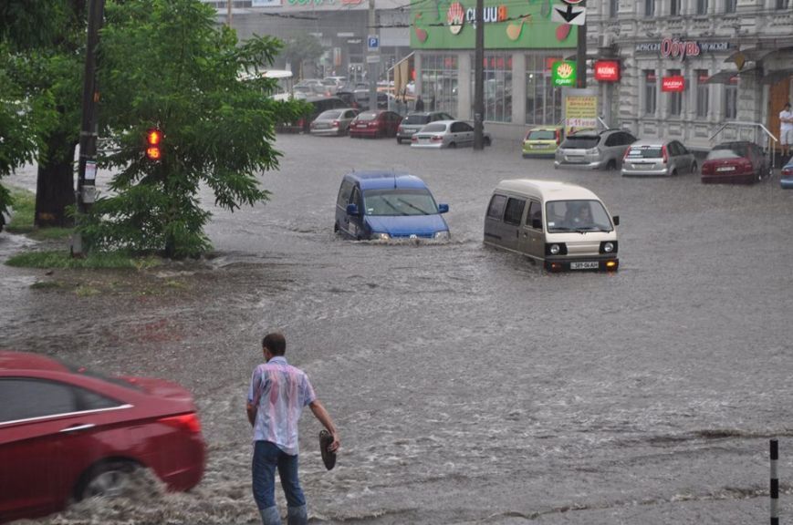 Дніпропетровськ затопило: плаваючі авто і фонтани з бруду