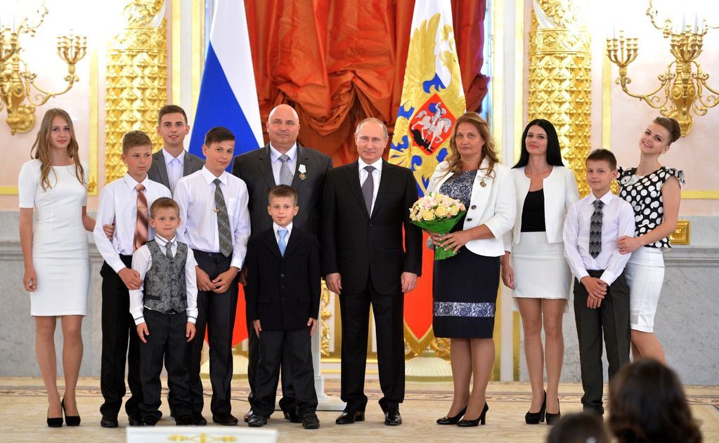 По всій Росії збирали: за орденами до Путіна приїхали найнизькоросліші сім'ї