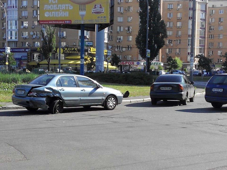 В Киеве иномарка устроила ДТП и протаранила припаркованные авто: фотофакт
