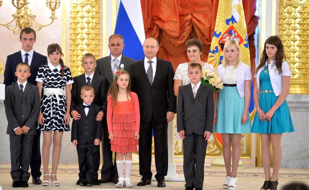 По всей России собирали: за орденами к Путину приехали самые низкорослые семьи