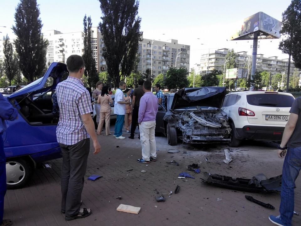 В Киеве иномарка устроила ДТП и протаранила припаркованные авто: фотофакт