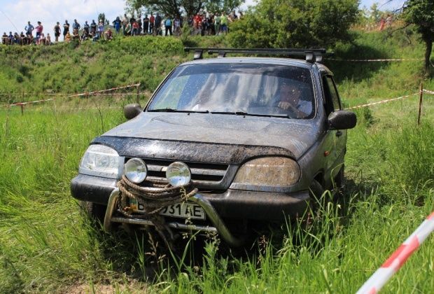 Танки надоели. В "ЛНР" устроили гонки по грязи на внедорожниках: фото развлечения