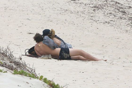 42-летняя Хайди Клум развлеклась с 28-летним бойфрендом на пляже