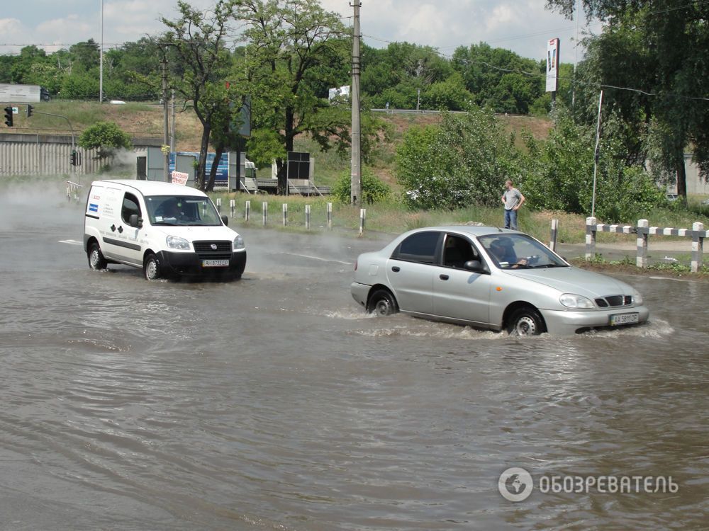 В Киеве дорогу возле метро залило кипятком: опубликованы фото и видео