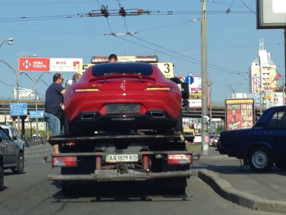 У Києві розбився унікальний спорткар Mercedes: фото ДТП