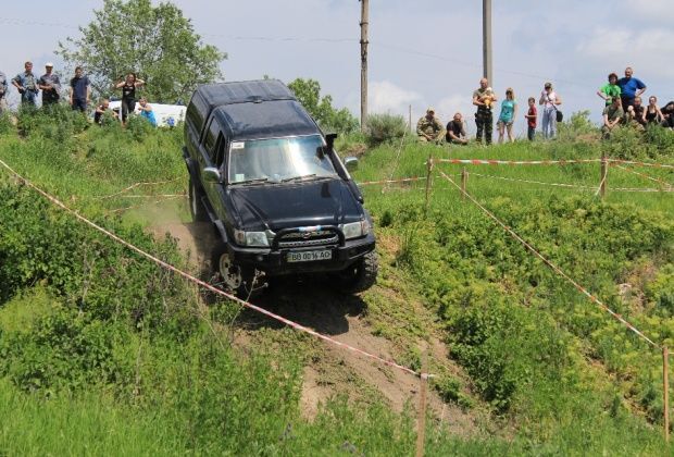 Танки надоели. В "ЛНР" устроили гонки по грязи на внедорожниках: фото развлечения