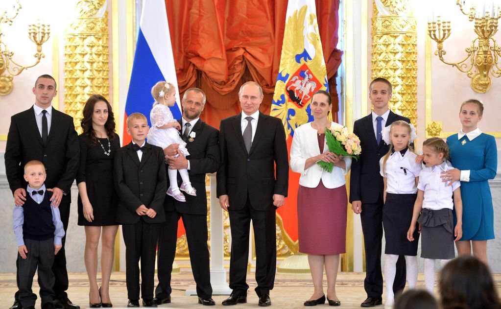 По всей России собирали: за орденами к Путину приехали самые низкорослые семьи
