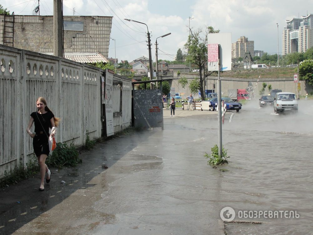 В Киеве дорогу возле метро залило кипятком: опубликованы фото и видео