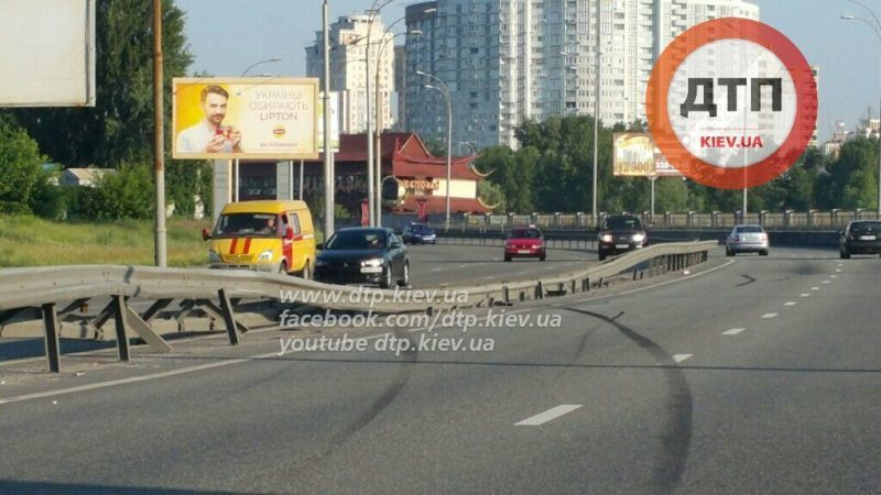 В Киеве автомобиль снес 20 метров отбойника: фотофакт