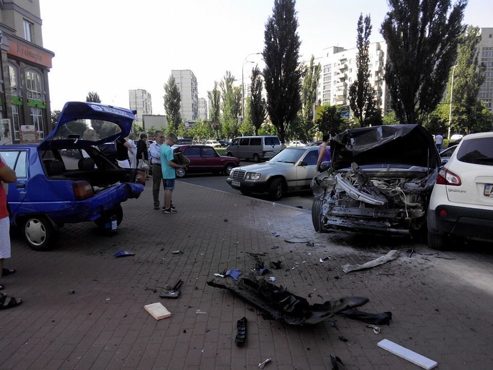 В Киеве иномарка устроила ДТП и протаранила припаркованные авто: фотофакт