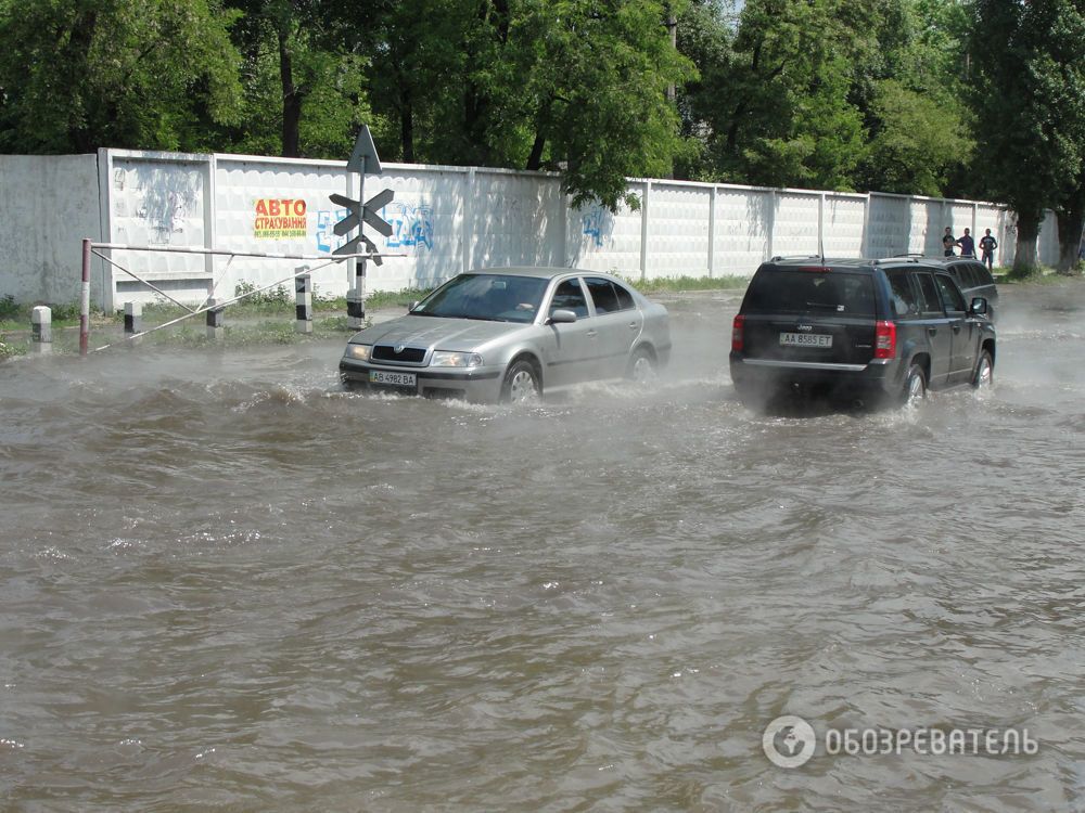 В Киеве дорогу возле метро залило кипятком: опубликованы фото и видео