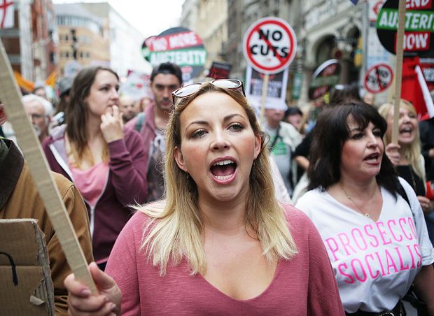 У Британії тисячі людей вийшли на антиурядову демонстрацію: фотофакт