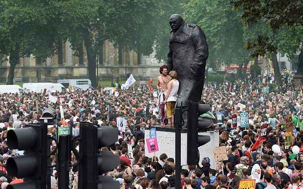 В Британии тысячи людей вышли на антиправительственную демонстрацию: фотофакт