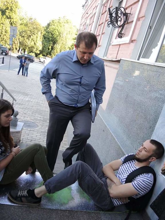 Убийство Бузины. В Киеве задержанных поддержали лежачим пикетом: фото акции