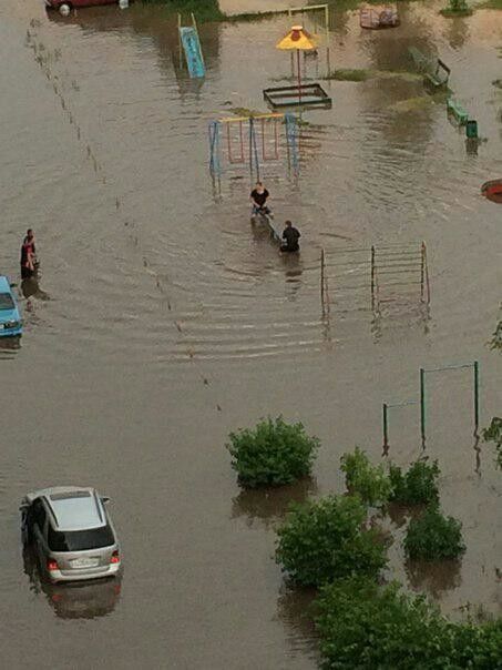 Курск затопило: транспорт плавает по улицам