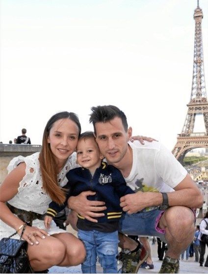 Нападник "Дніпра" відпочиває в Парижі: сімейні фото