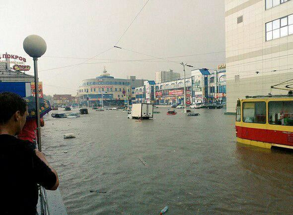 Курск затопило: транспорт плавает по улицам