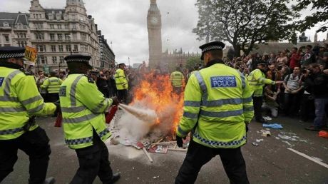 В Британии тысячи людей вышли на антиправительственную демонстрацию: фотофакт