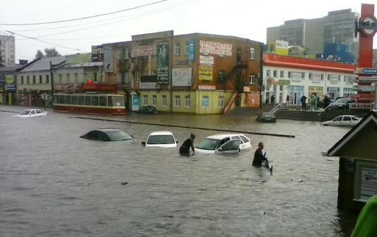 Курськ затопило: транспорт плаває по вулицях
