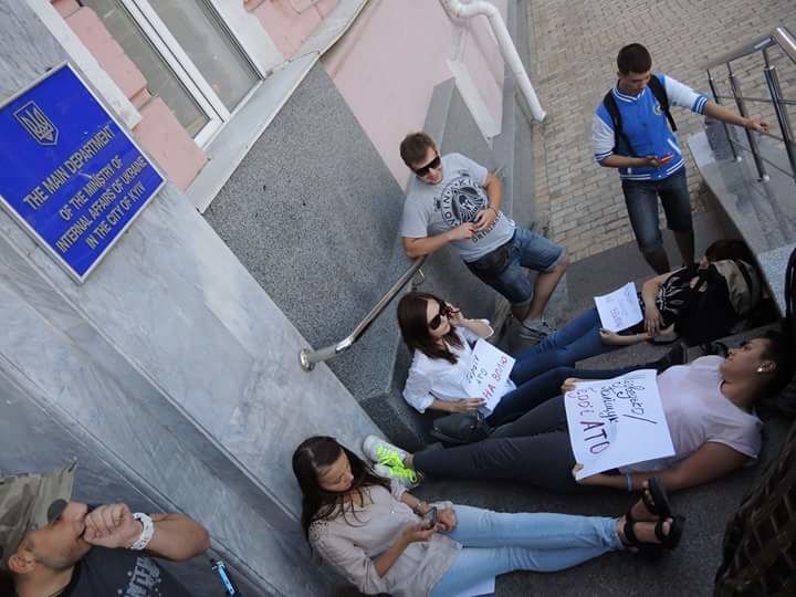 Вбивство Бузини. У Києві затриманих підтримали лежачим пікетом: фото акції