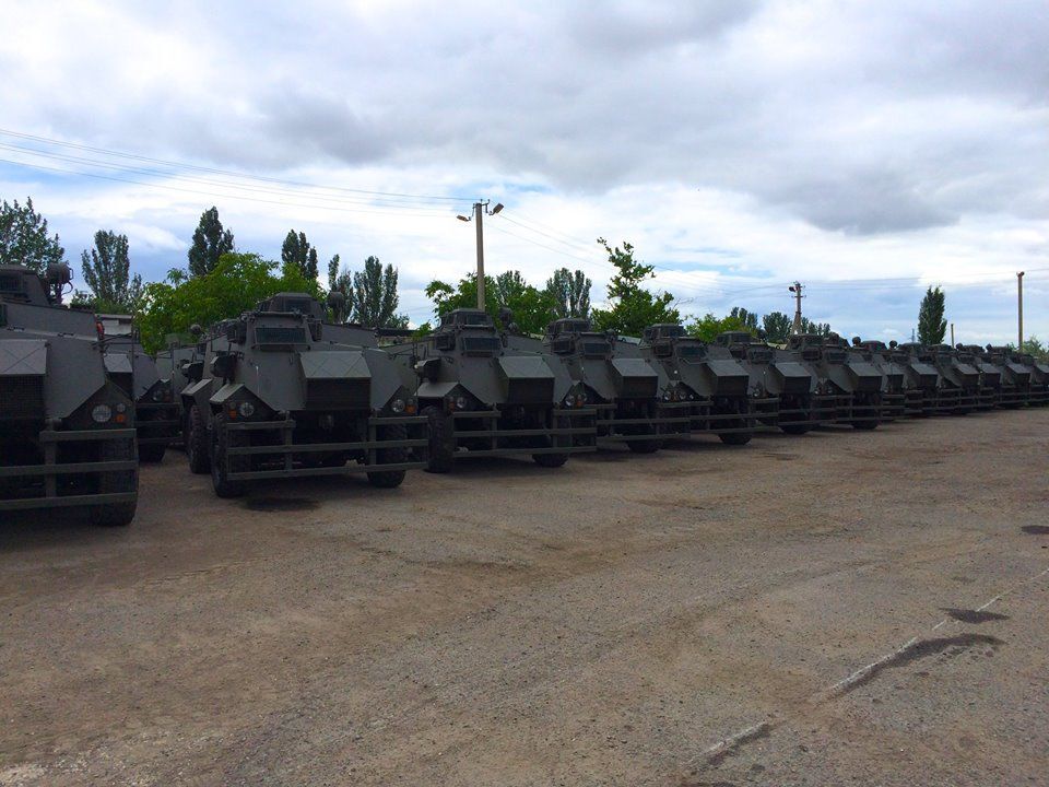 В Україну для роботи в зоні АТО прибули 55 бронемашин Saxon: опубліковані фото