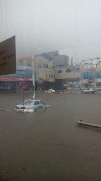 Курськ затопило: транспорт плаває по вулицях