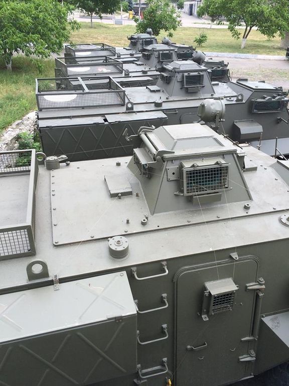 В Україну для роботи в зоні АТО прибули 55 бронемашин Saxon: опубліковані фото