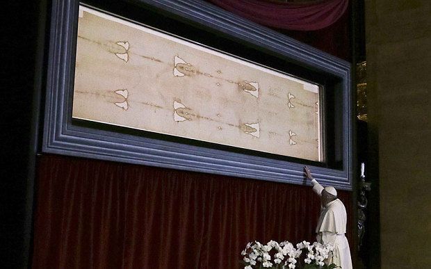 Папа Франциск помолился у Туринской плащаницы. Фото- и видеофакт