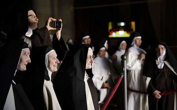 Папа Франциск помолился у Туринской плащаницы. Фото- и видеофакт