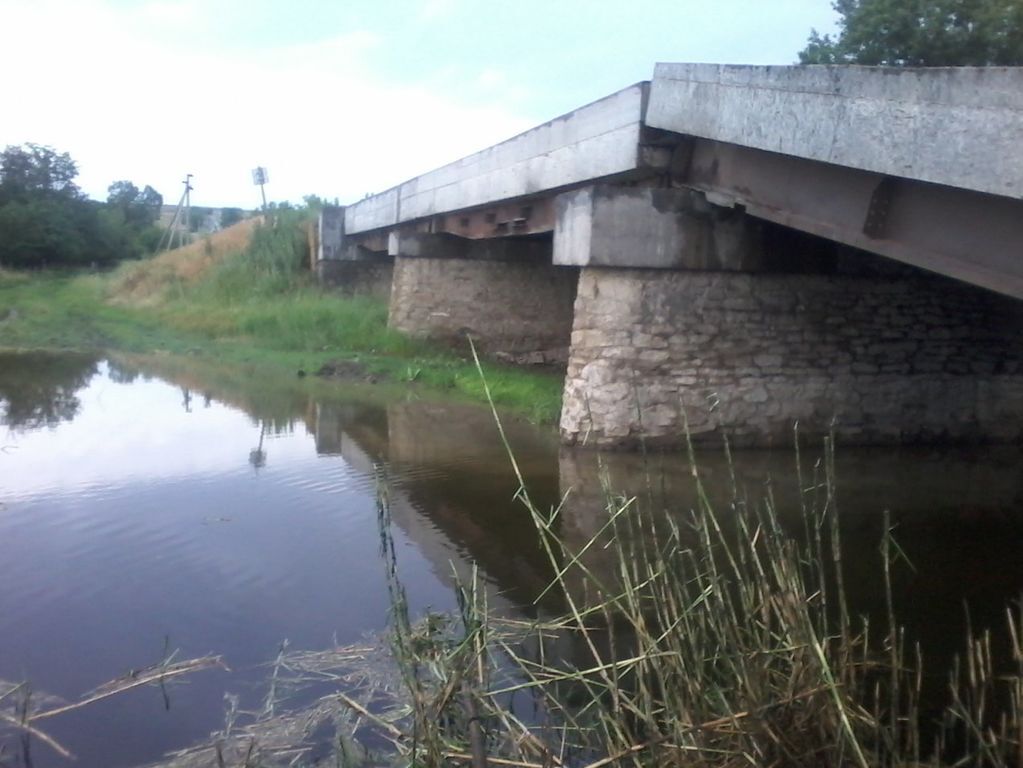 Терористи підірвали міст на Донбасі: місцеві жителі залишилися без гумпомощі