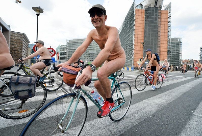 По центру Брюсселя проехались 150 голых велосипедистов: опубликованы фото