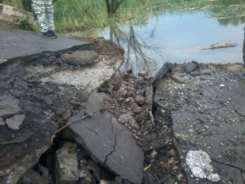 Террористы взорвали мост на Донбассе: местные жители остались без гумпомощи